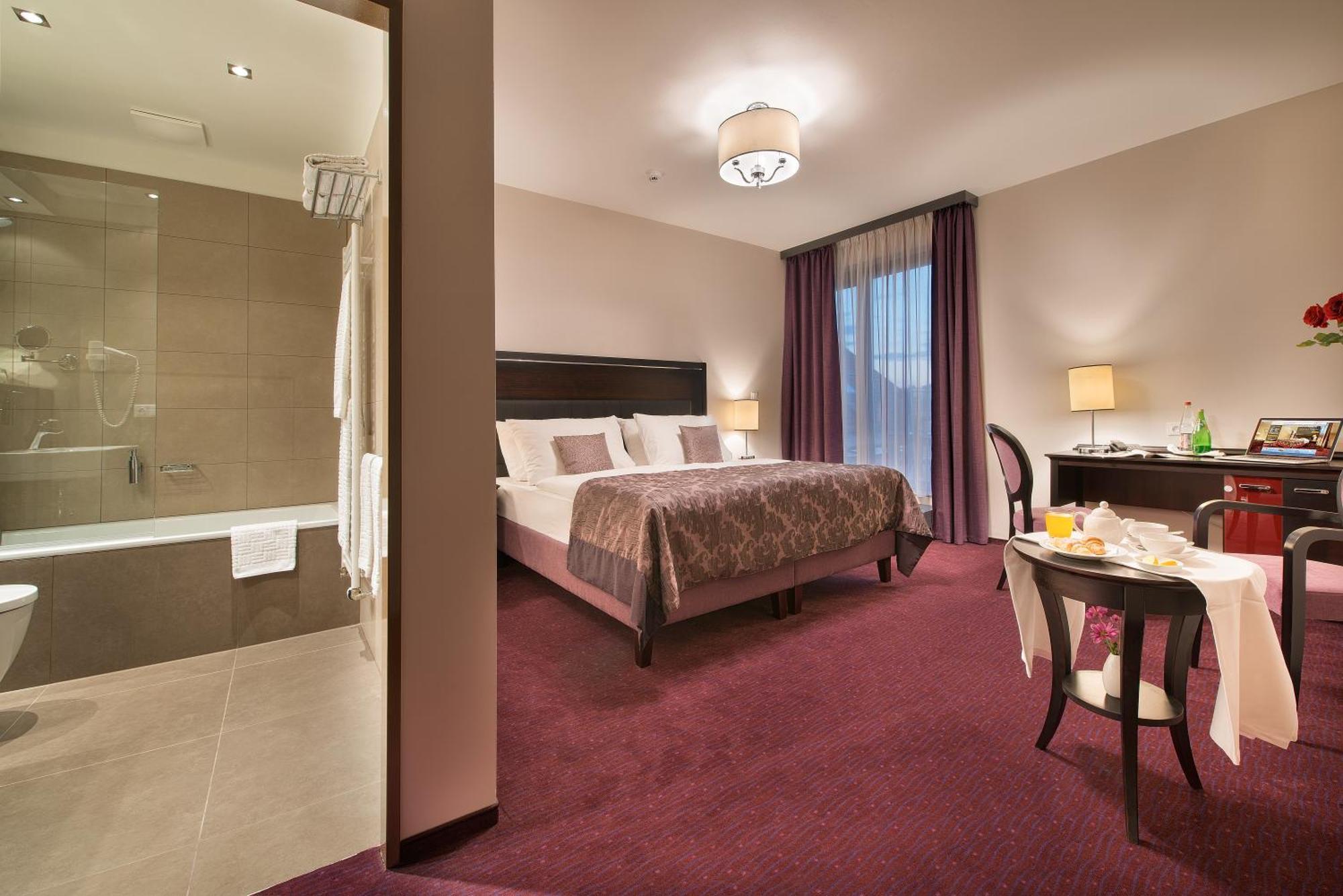 Ea Embassy Prague Hotel Ngoại thất bức ảnh